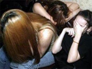 صينى يختطف 6 فتيات ويجبرهن على الدعارة وأداء عروض إباحية