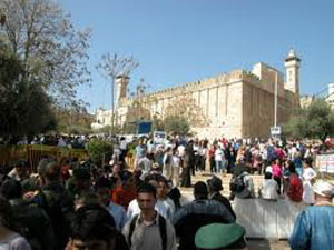 اسرائيل تغلق الحرم الإبراهيمي للمسلمين وتفتحه للمستوطنين الثلاثاء