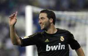 هيجوين يحرز ثلاثة اهداف لريال مدريد وبرشلونة يصعد للصدارة في اسبانيا