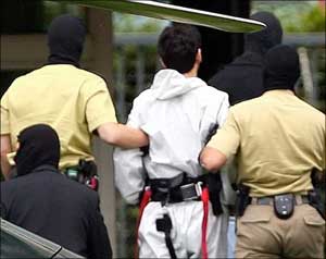 ألمانيا تطلق سراح ثلاثة مشتبه فيهم