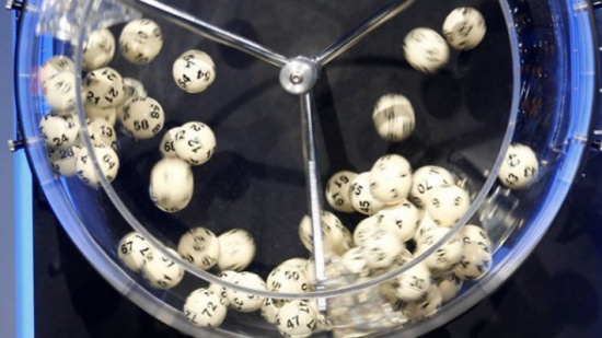 زوجان حديثان يربحان 15 مليون دولار في يانصيب