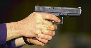 عاطل يقتل شقيقته بـ20 طلقة بسبب صفعها له على وجهه 