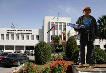 طالبة بالأردنية : موظفان بأمانة عمان ينهالان ضربا على بائع " علكة وفاين " يعاني من إعاقة طالبة بالأردنية : موظفان بأمانة عمان ينهالان ضربا على بائع " علكة وفاين " يعاني من إعاقة