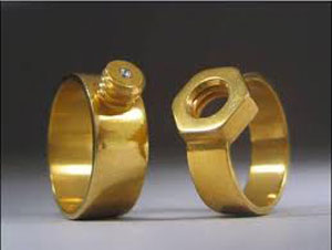 عروس كويتية تصيب عريسها بالعين فكادت تقتله 