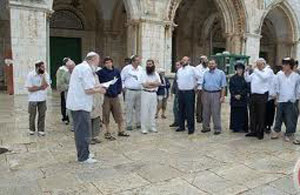 متطرفون يهود يقتحمون باحات المسجد الأقصى