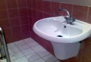 مديرة مدرسة سعودية تغسل دورات مياه المدرسة بنفسها