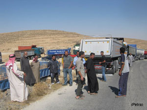 اعتصام لاصحاب شاحنات نقل مادة البوزولانا في الطفيلة