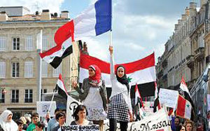 فرنسا تحذر سوريا من مضايقة المعارضين في أراضيها