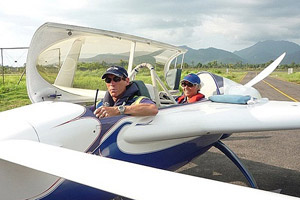 بريطاني وزوجته يبتكران طائرة خاصة ويجوبان بها 23 دولة