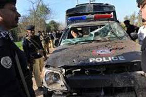 ثلاثة قتلى في هجوم على سيارة للشرطة غرب باكستان