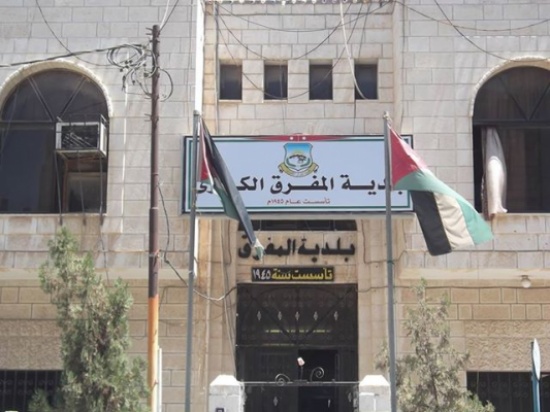 تركيب جسر حديدي على وادي الفدين في المفرق