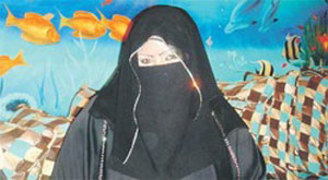 مطربة الأعراس السعودية "العنود" ترفض شيكا على بياض مقابل الكشف عن وجهها