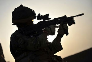 اعتقال جنديين من القوات الخاصة البريطانية بسبب أسلحة غير مشروعة 