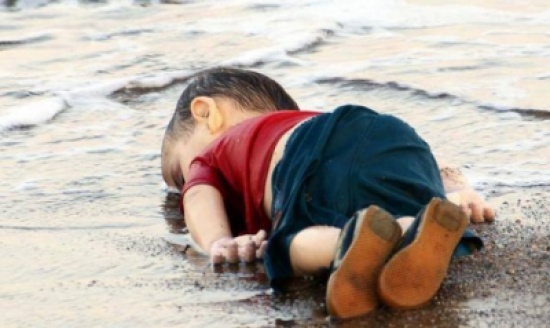 حلاق أردني يرسم الطفل السوري الغريق على رأس زبونه - صورة