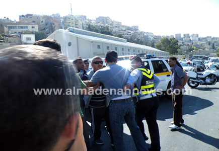 أصر على عبور شارع ممنوع فتم اعتقاله ( صور ) أصر على عبور شارع ممنوع فتم اعتقاله ( صور )