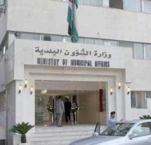 وزير البلديات يتفقد مراكز تسجيل الانتخابات في ماحص والفحيص 