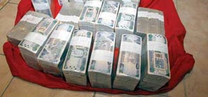 الجمارك تحبط محاولة تهريب 2 مليون ريال سعودي و15 ألف حبة كبتاجون 