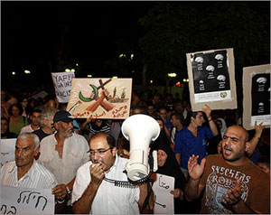 مظاهرة بيافا تستنكر تدنيس مقبرتين