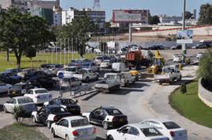 السيطرة على موقعين رئيسيين في سرت وتراجع محدود لقوات القذافي