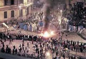 اشتباكات بين الاقباط وقوات الامن وسط القاهرة وانباء عن قتلى