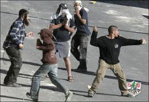 المستوطنون يرشقون سيارة تقل عددا من المسؤولين الفلسطينيين بالحجارة