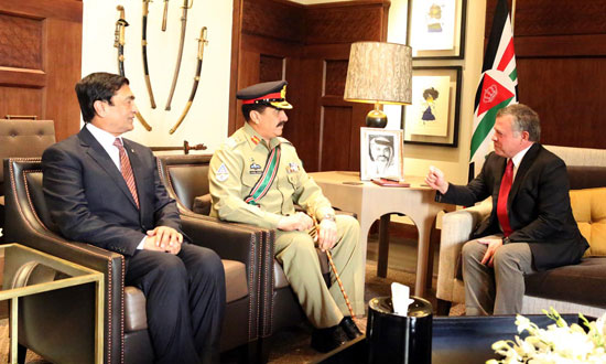 الملك يلتقي رئيس أركان الجيش الباكستاني