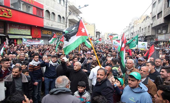 مسيرة وسط البلد تهتف للملك والقدس وتطالب بالغاء صفقة الغاز مسيرة وسط البلد تهتف للملك والقدس وتطالب بالغاء صفقة الغاز