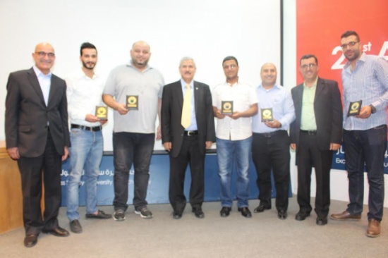 رئيس جامعة الأميرة سمية للتكنولوجيا يكرم الطلبة الفائزين بالمسابقات المحلية والعالميةللعام 2015/2016 ومشرفيهم