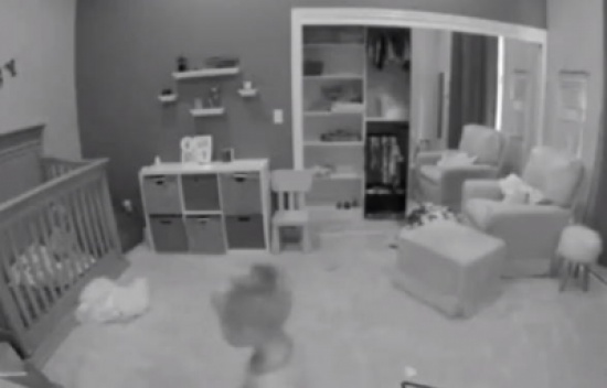 شاهد.. طفل يخطط لإخراج شقيقه من سريره