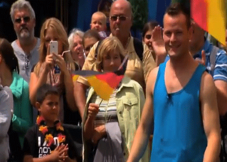 شاب يمشي على الجدار