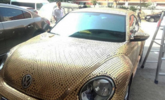 بالصور.. يحول سيارته إلى حصالة متحركة