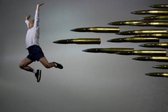 بالصور.. فنان يناقش مشاكل خطيرة بطريقة فكاهية في أعماله