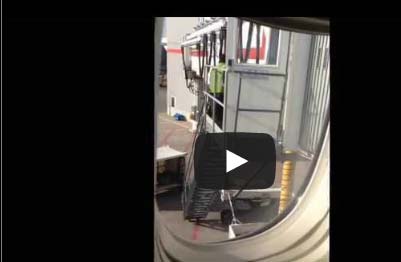 شاهد ماذا يفعل عمال المطارات بحقائبك؟