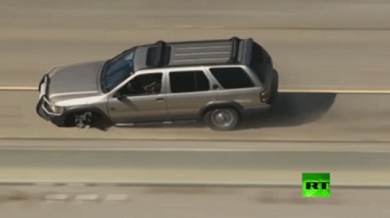 شاهد.. هروب متهور من ملاحقة الشرطة ينتهي بنجاة من موت محقق