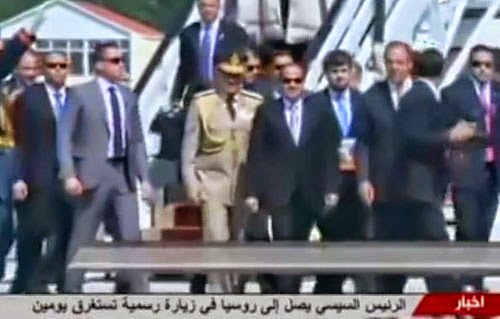 بالفيديو.. لحظة طريفة لـحرس «السيسي» اثناء نزوله من الطائرة