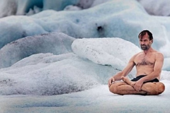 نام عاريًا على الثلج بسبب نسكافيه