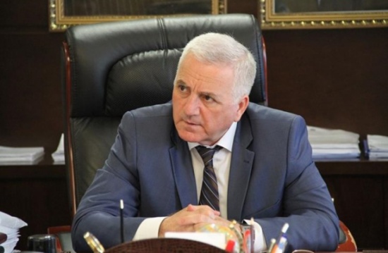 شاهد لحظة اغتيال نائب شيشاني داخل سيارته (فيديو)