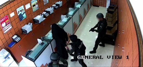 شاهد.. امرأة “شبح” تسطو على محل صرافة بأبوظبي