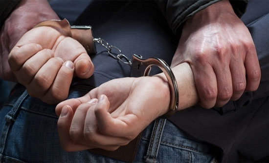 القبض على شاب بحقه 17 طلبا قضائيا بالزرقاء القبض على شاب بحقه 17 طلبا قضائيا بالزرقاء