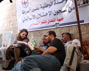 متضامنون بغزة يُضربون دعما للأسرى 