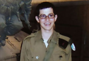 الفلسطينيون يفرجون عن شاليط الشهر المقبل