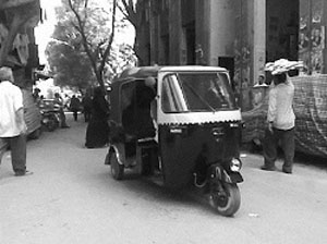 سائق توك توك يوقف سيارة ضابط شرطة ويخطف منه فتاة ملهى ليلى ..