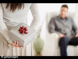 هدايا العربيات لأزواجهن.. من القلم للسيارة