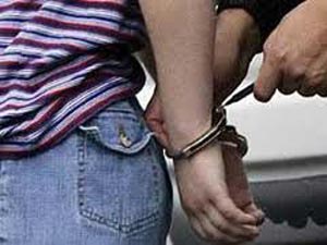 الامن يقبض على شخصين وفتاه من ذوي الاسبقيات الامن يقبض على شخصين وفتاه من ذوي الاسبقيات