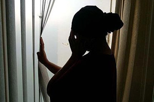 سعودية تقاضي والدها لرفضه تزويجهما طمعا في راتبهما