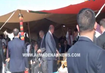 مواطن يقطع حفلا ويطلب تقبيل رأس الملك ( فيديو ) مواطن يقطع حفلا ويطلب تقبيل رأس الملك ( فيديو )
