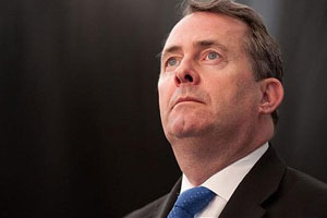 استقالة وزير الدفاع البريطاني على خلفية علاقته برجل اعمال