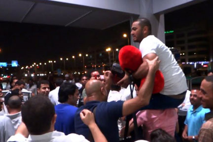 دباديب وقبل في استقبال تامر حسني في الدوحة!