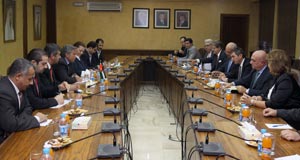 وزير التخطيط والتعاون الدولي يلتقي وزير الخارجية اليوناني