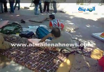 المعتصمون قبالة الامم المتحدة يغلقون البوابة بالجنازير والامن يهدد بتفريقهم بالقوة ( صور وفيديو ) المعتصمون قبالة الامم المتحدة يغلقون البوابة بالجنازير والامن يهدد بتفريقهم بالقوة ( صور وفيديو )